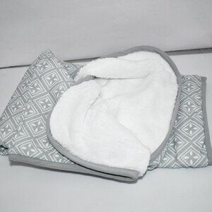 DaysU Reversible Dog Blanket – Soft Plush Sherpa Fleece Pet Blanket, NWT Item De